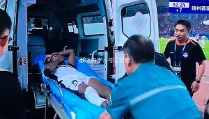 被暴力蹬踏！梅州外援恩戈姆被担架抬下，随后直接上了救护车